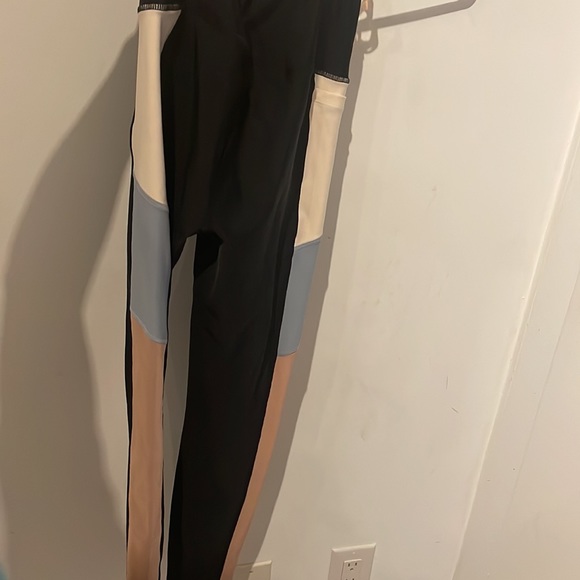 P.E NATION COLOUR BLOCKED LEGGINGS NWT ✨ SIZE MEDIUM - Picture 4 of 5